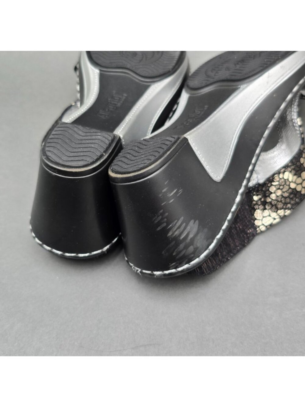 Alegria Lara Pewter Mosaic Wedge Sandals Size 37 T-Strap Comfort Slide - Picture 8 of 13